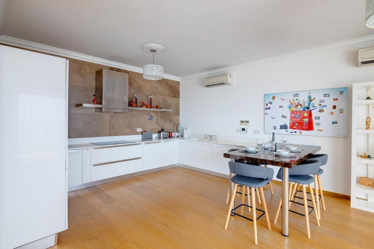 Seafront Apartment In Sliema With Pool, Upmarket Complex Extérieur photo
