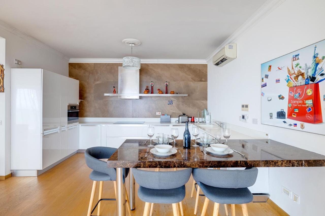 Seafront Apartment In Sliema With Pool, Upmarket Complex Extérieur photo