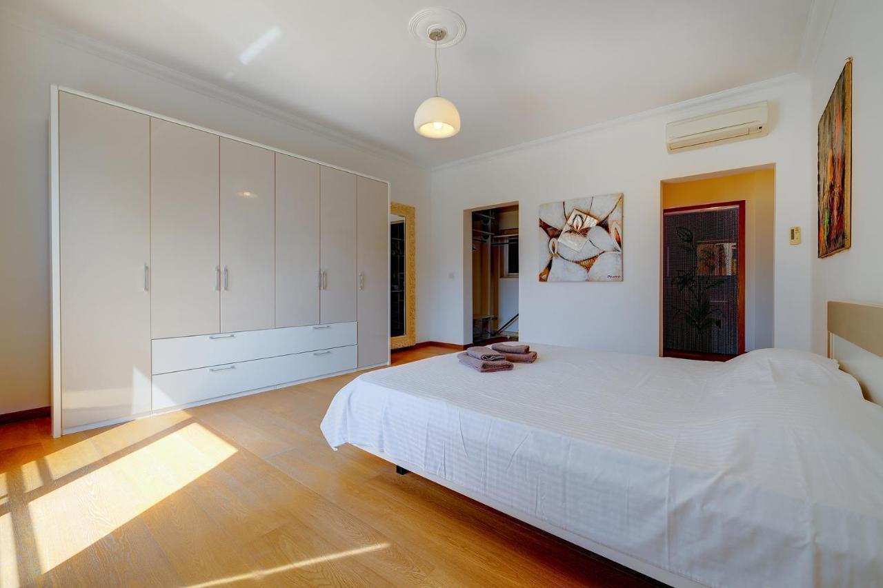 Seafront Apartment In Sliema With Pool, Upmarket Complex Extérieur photo