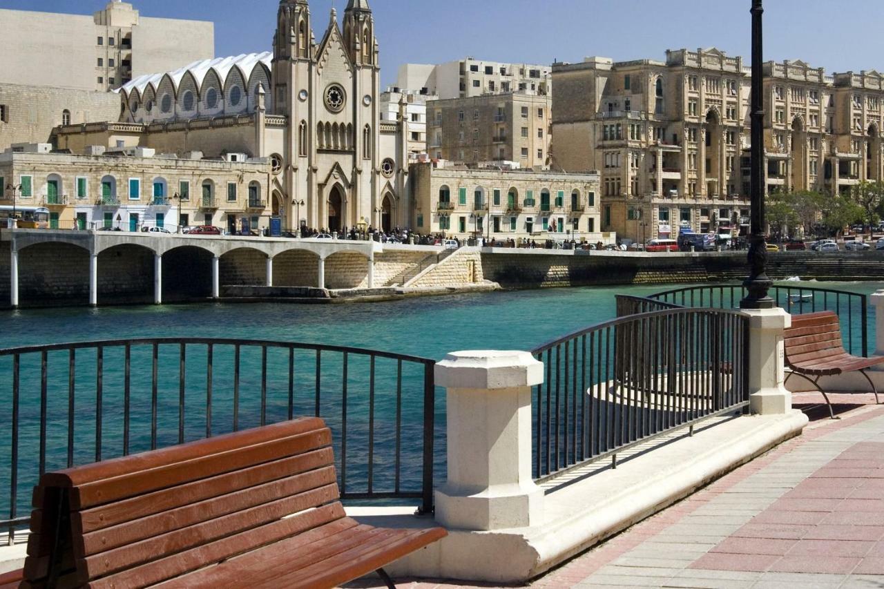 Seafront Apartment In Sliema With Pool, Upmarket Complex Extérieur photo