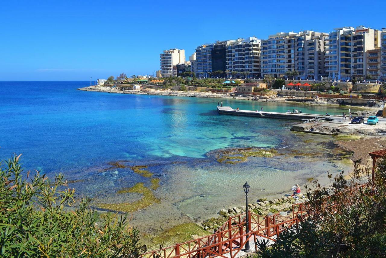 Seafront Apartment In Sliema With Pool, Upmarket Complex Extérieur photo