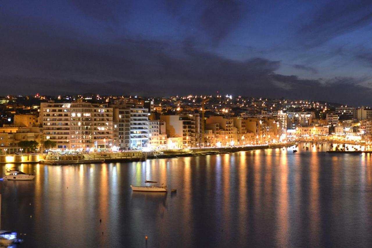 Seafront Apartment In Sliema With Pool, Upmarket Complex Extérieur photo
