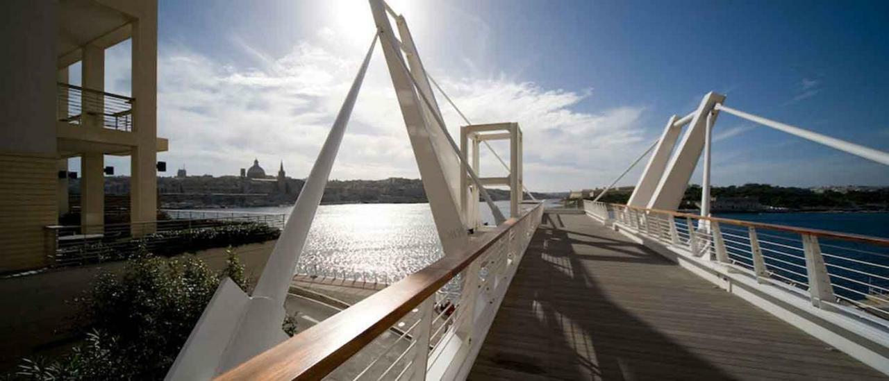 Seafront Apartment In Sliema With Pool, Upmarket Complex Extérieur photo