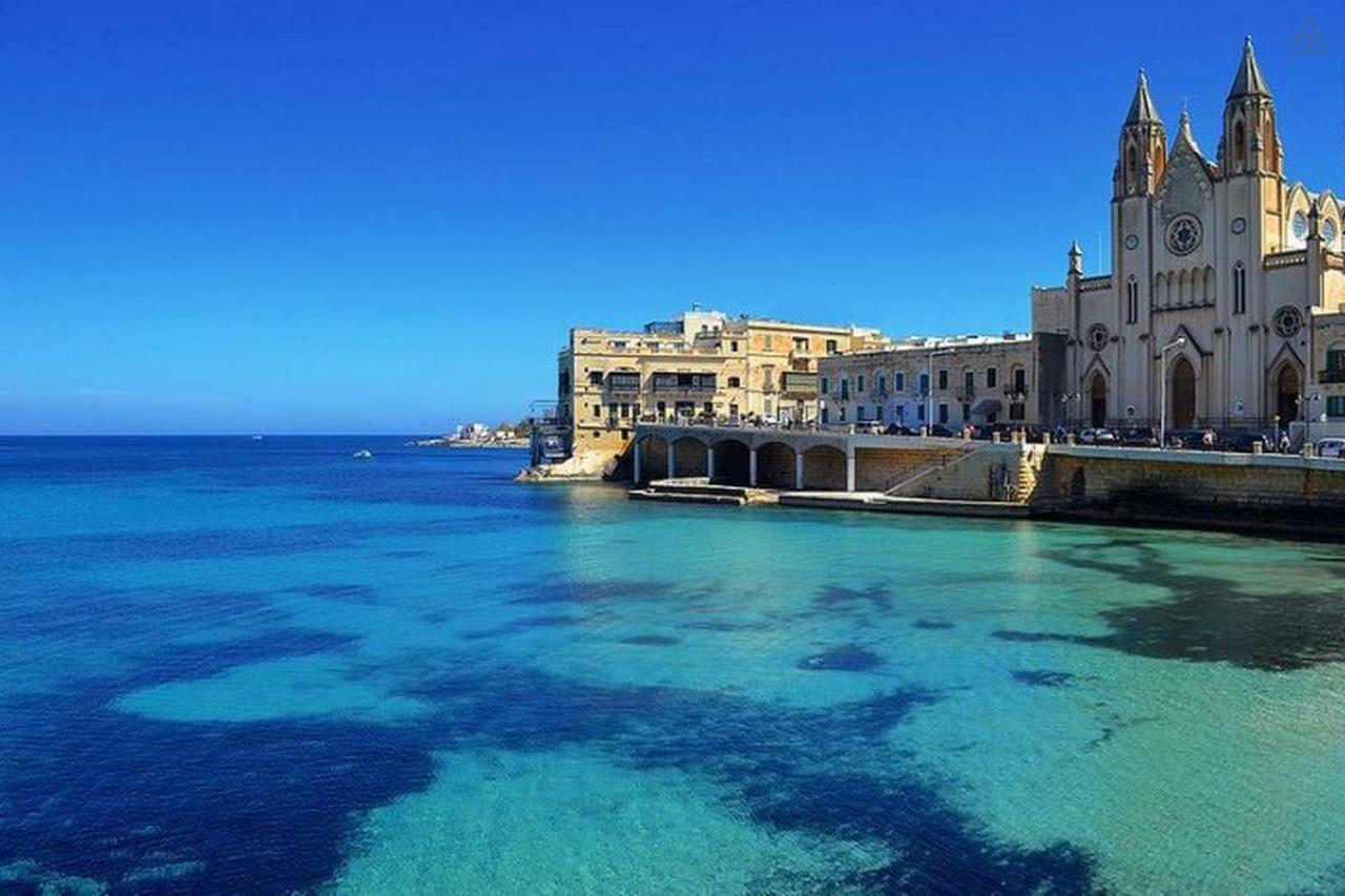 Seafront Apartment In Sliema With Pool, Upmarket Complex Extérieur photo