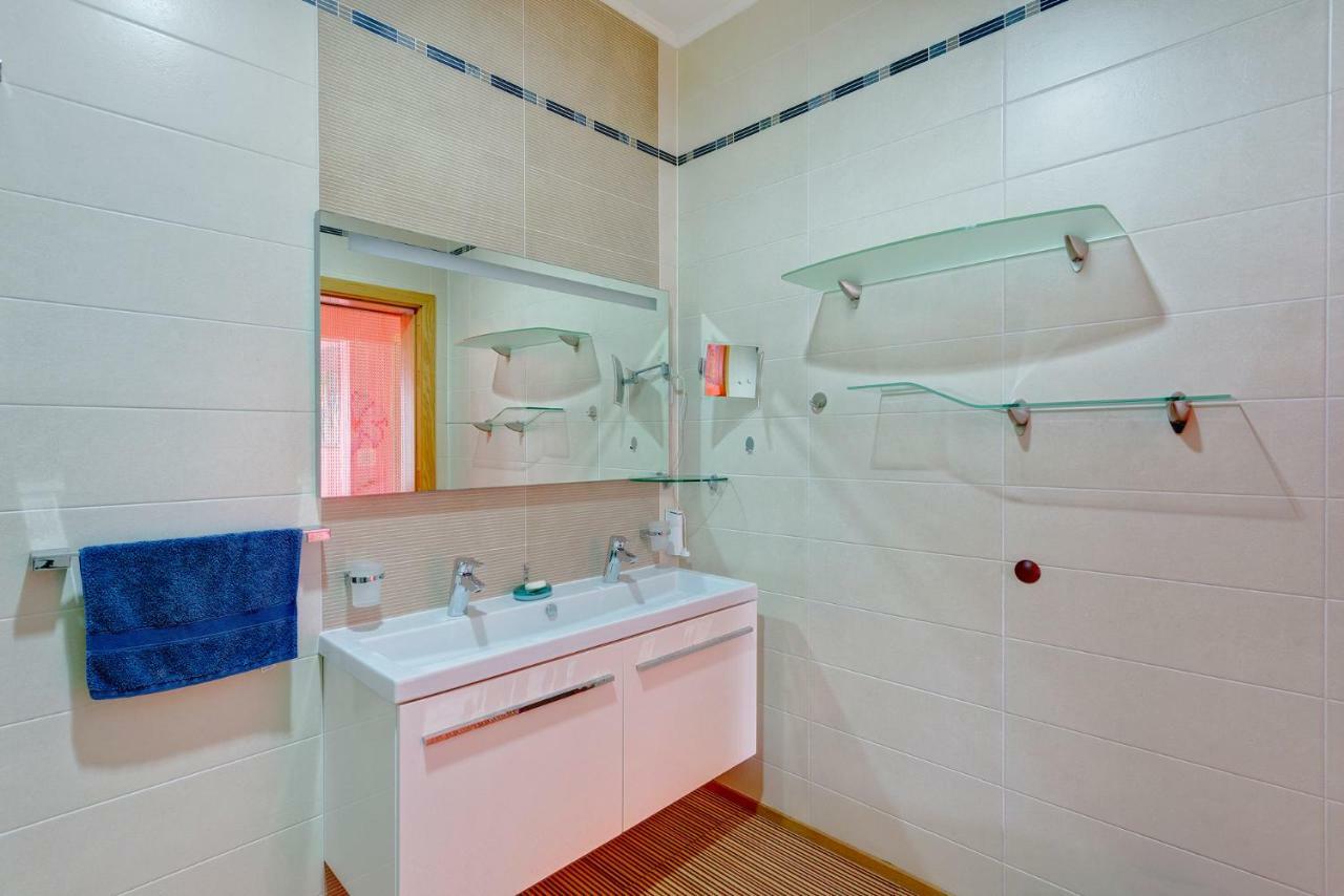 Seafront Apartment In Sliema With Pool, Upmarket Complex Extérieur photo