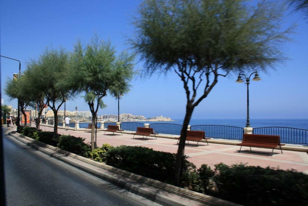 Seafront Apartment In Sliema With Pool, Upmarket Complex Extérieur photo