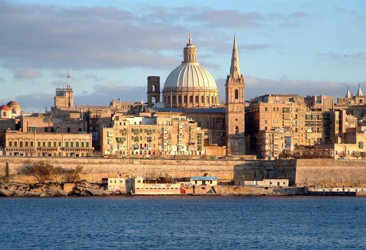 Seafront Apartment In Sliema With Pool, Upmarket Complex Extérieur photo