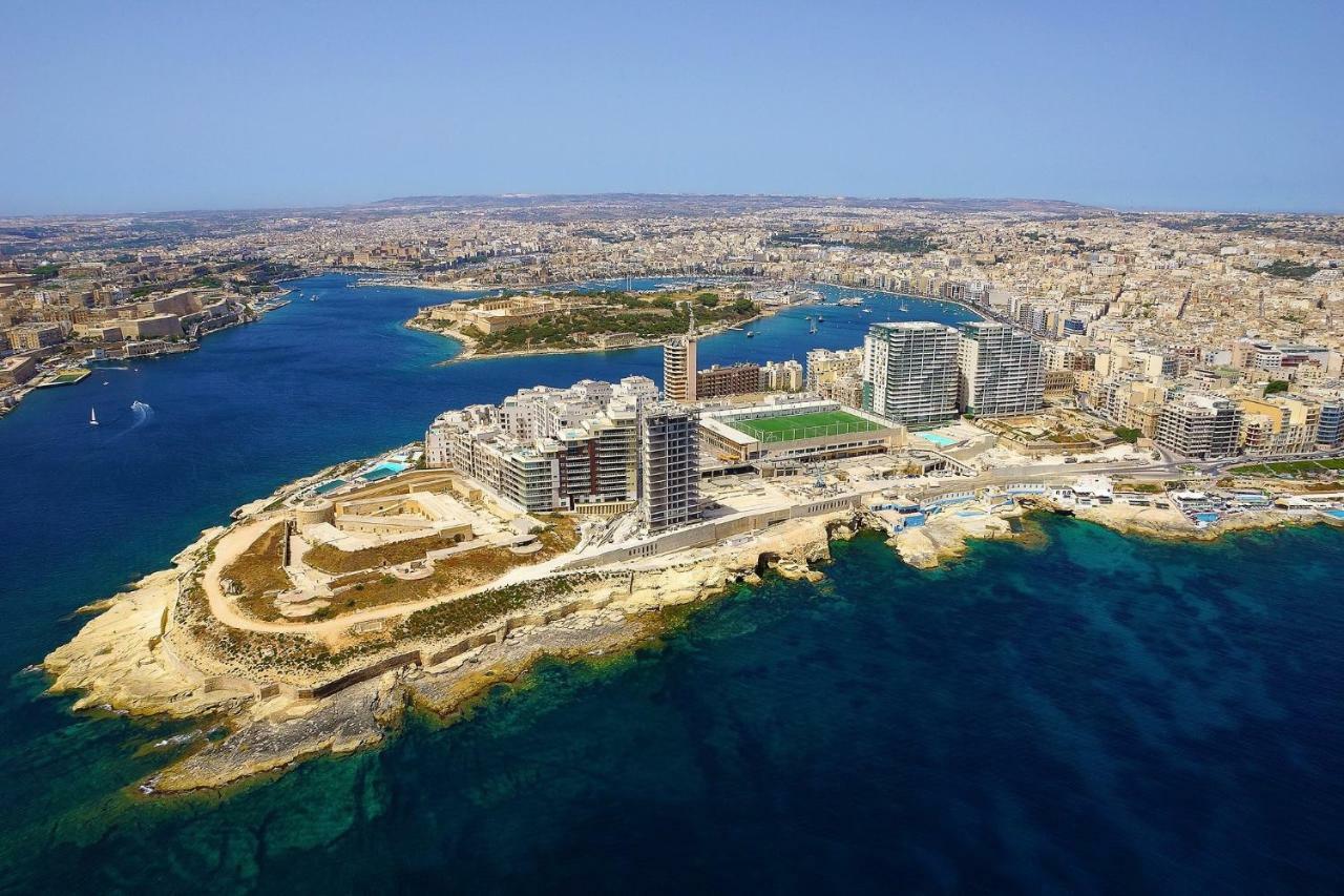 Seafront Apartment In Sliema With Pool, Upmarket Complex Extérieur photo
