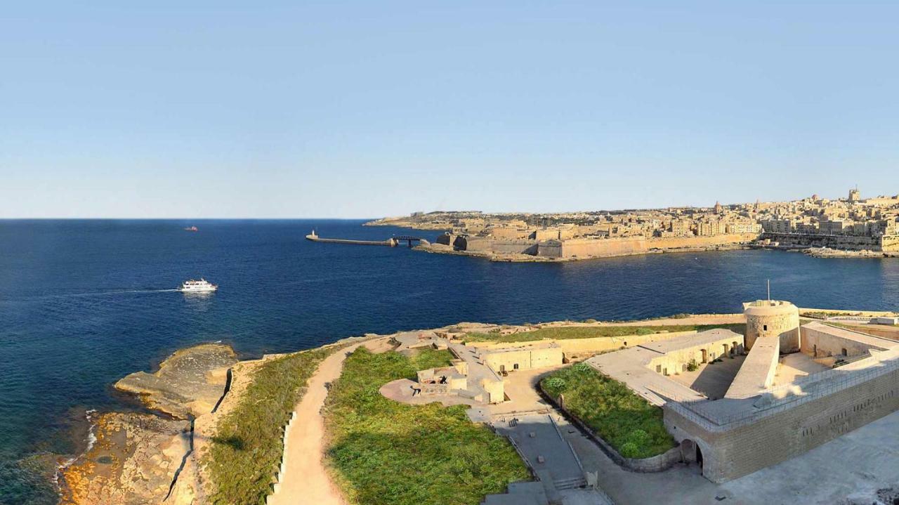 Seafront Apartment In Sliema With Pool, Upmarket Complex Extérieur photo