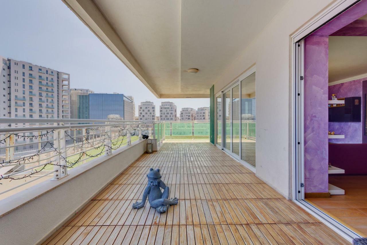 Seafront Apartment In Sliema With Pool, Upmarket Complex Extérieur photo